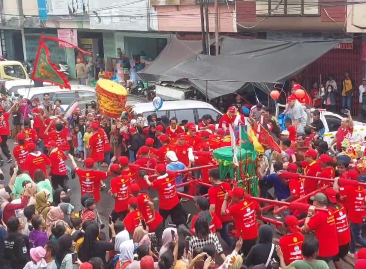 Kirab budaya meriahkan Cap Go Meh di Kota Cirebon (Foto : Darfan)
