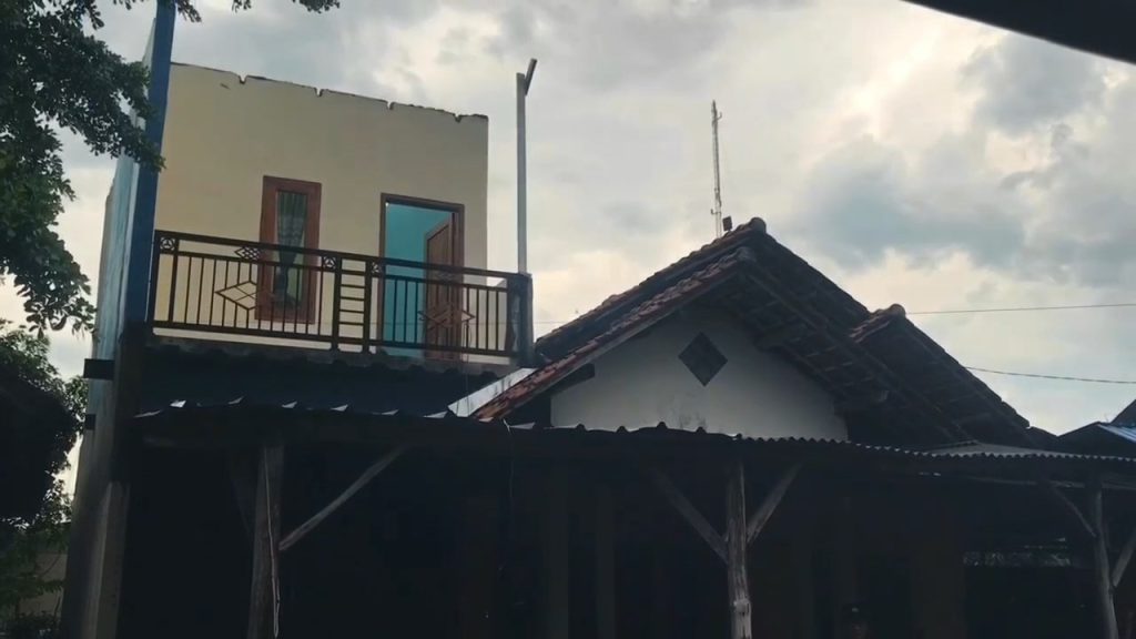 Akibat hujan deras disertai angin kencang sebuah atap rumah di Majalengka rusak dan terbang (Foto : Darfan)