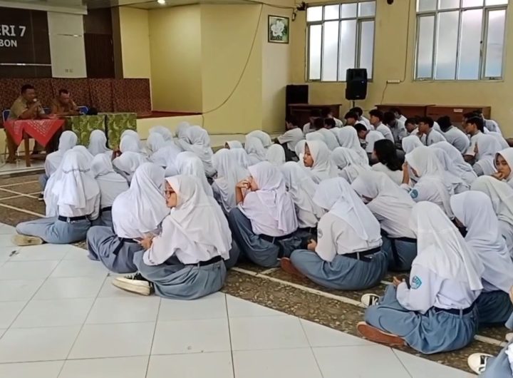 Ramai Dana PIP Di SMAN 7 Kota Cirebon Dipotong 250 Ribu Untuk Partai (Foto : Darfan)