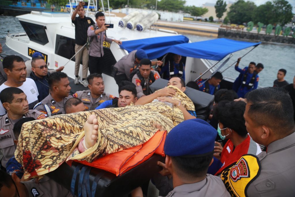 Evakuasi korban speedboat RIB 04 terbakar milik Basarnas Ternate membawa 11 orang tim SAR Gabungan meledak saat berlayar menuju operasi evakuasi, Minggu (2/2/2025) malam sekitar pukul 23.00 WIT, Senin (3/2/2025). (Sumber : Andri/antarafoto)