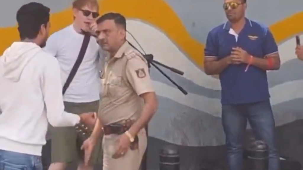 Polisi Bengaluru menghentikan sementara penyanyi pop Inggris Ed Sheeran melakukan konser kejutan di Church Street di Bengaluru pada 9 Februari 2025. (Tangkapan Layar)