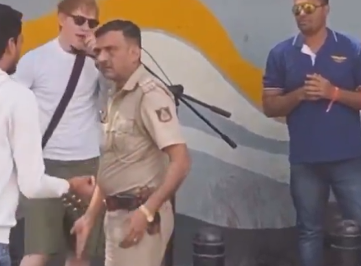 Polisi Bengaluru menghentikan sementara penyanyi pop Inggris Ed Sheeran melakukan konser kejutan di Church Street di Bengaluru pada 9 Februari 2025. (Tangkapan Layar)