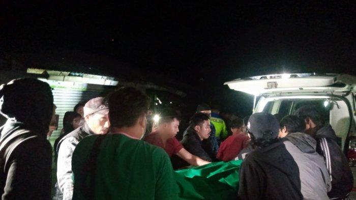 Sejumlah kerabat menyambut kedatangan jenazah Yana Mulyana saat tiba di Kampung Sukasirna, Kelurahan Selabatu, Kecamatan Cikole, Kota Sukabumi, Rabu (5/2/2025) malam pukul 23.30. Yana Mulyana adalah salah satu korban tabrakan beruntunt di GT Ciawi 2 (Tangkapan Layar)
