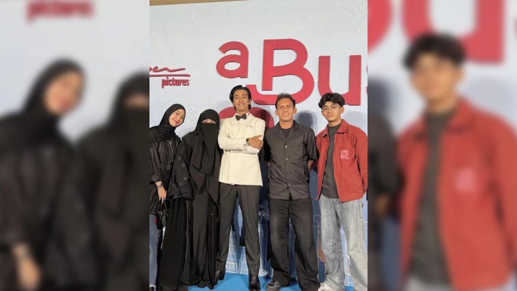 Umi Pipik Sampaikan Pesan Menyentuh untuk Abidzar di Premiere 'A BUSINESS PROPOSAL'. (Instagram/_ummi_pipik_)