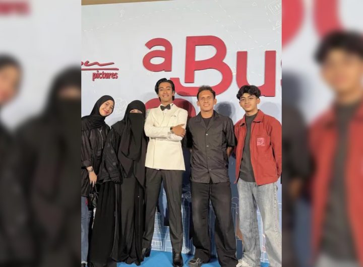 Umi Pipik Sampaikan Pesan Menyentuh untuk Abidzar di Premiere 'A BUSINESS PROPOSAL'. (Instagram/_ummi_pipik_)