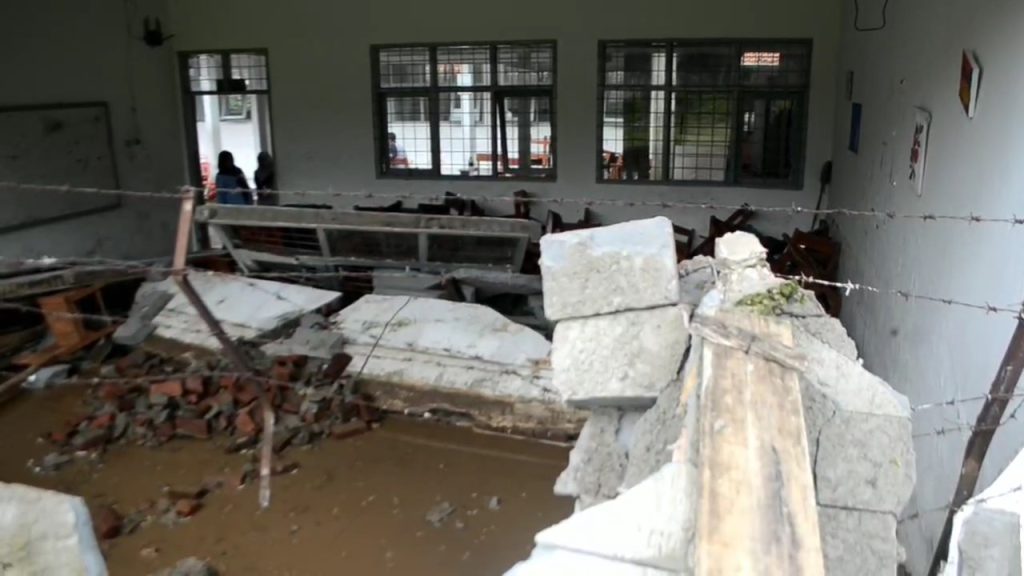 Akibat hujan deras dinding Tiga Ruang Kelas Sekolah MAN 2 Majalengka Jebol (Foto : Darfan)