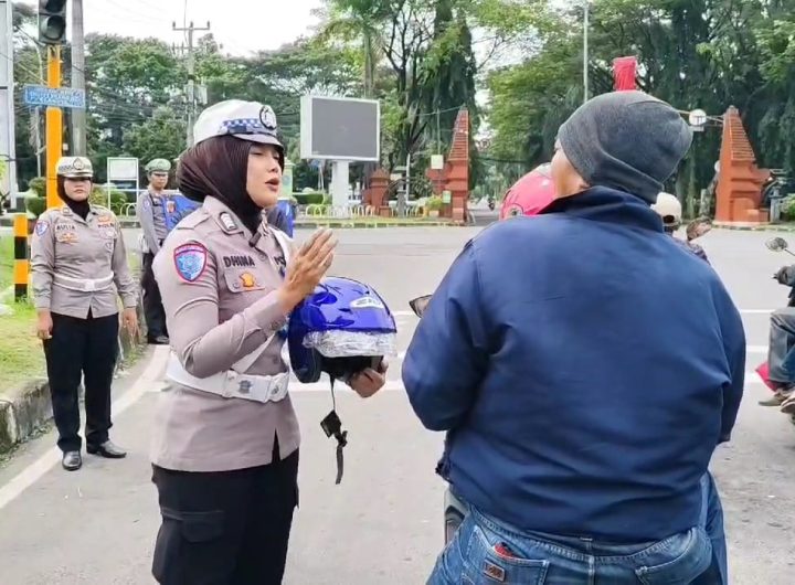 Satlantas Polresta Cirebon gelar operasi keselamatan lodaya 2025 di perempatan Sumber (Foto : Darfan)