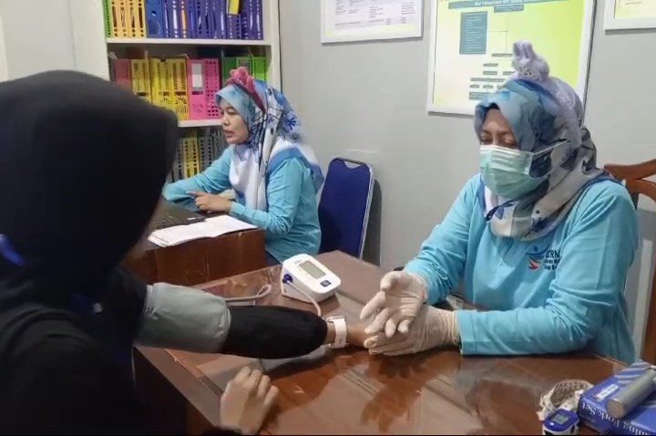 Momen unik cek kesehatan gratis di Kuningan (Foto : Darfan)