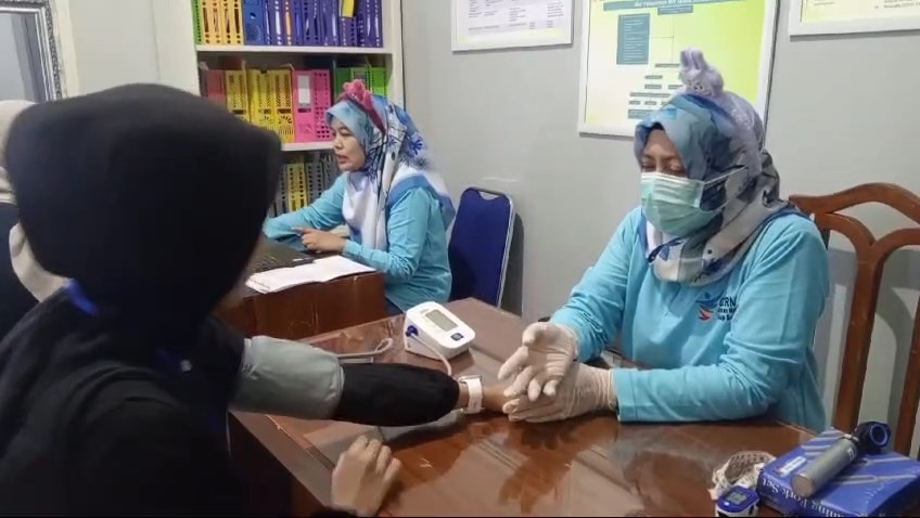Momen unik cek kesehatan gratis di Kuningan (Foto : Darfan)