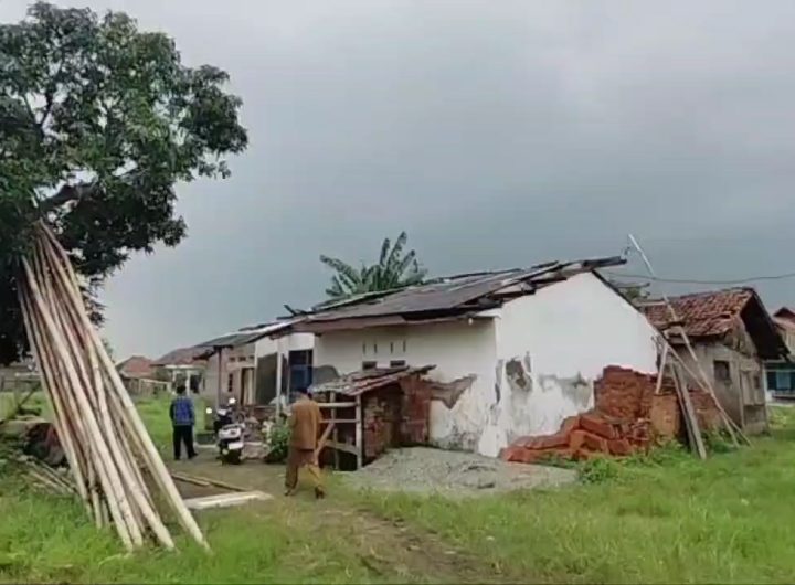 Puting beliung terjang desa Japura Lor (Foto : Darfan)