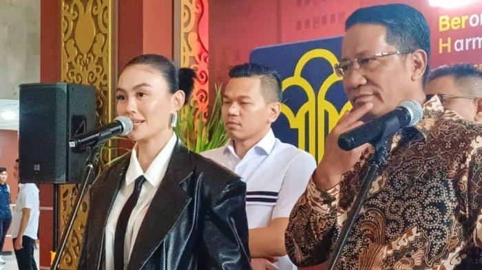 Penyanyi Agnez Mo menemui Menteri Hukum Supratman Andi Agtas di kantor Kementerian Hukum, Kuningan, Jakarta Selatan, untuk bahas UU Hsak Cipta, Rabu (19/2/2024). Seperti diketahui, Agnez Mo baru saja kalah bersengketa dengan musisi Ari Bias soal royalti. (Tangkapan Layar)