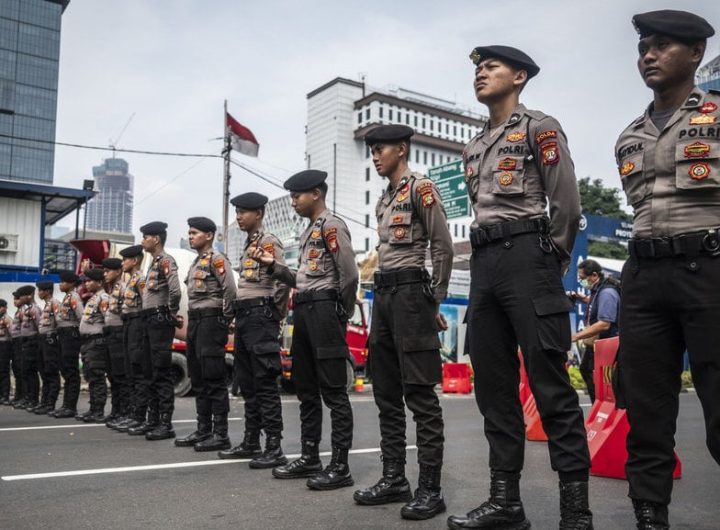Sejumlah personel Kepolisian berjaga saat pengamanan aksi peringatan Hari Buruh Internasional di Jalan Medan Merdeka Selatan, Jakarta, Rabu (1/5/2024). (Sumber : ANTARA FOTO/Aprillio Akbar/rwa)