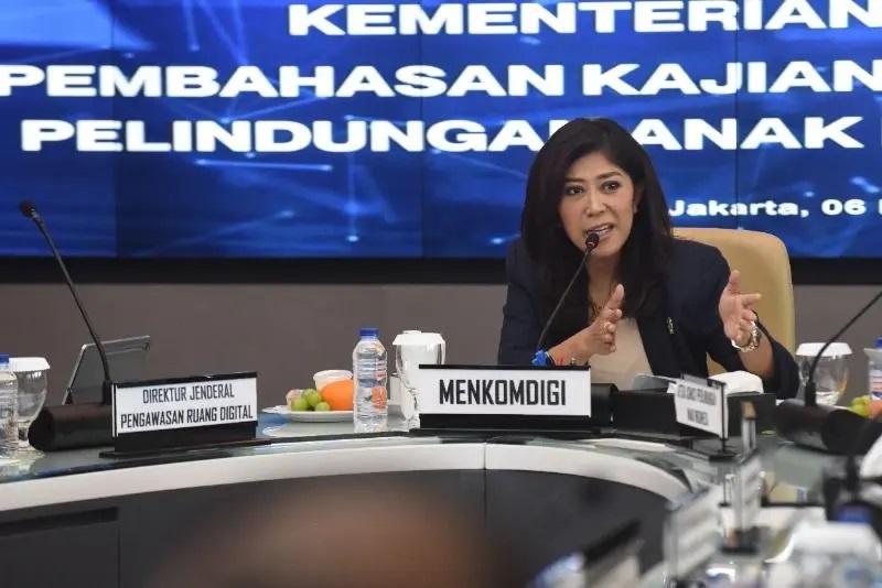 Tangkapan Layar - Menteri Komunikasi dan Digital (Menkomdigi) Meutya Hafid menyampaikan paparannya saat memimpin rapat bersama pemangku kepentingan terkait pembahasan kajian penguatan regulasi perlindungan anak di ruang digital, di Kantor Kementerian Komdigi, Jakarta, Kamis (6/2/2025)