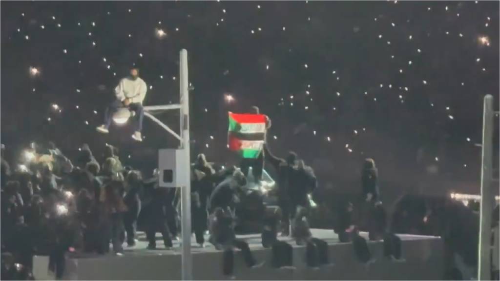 Seorang pria misterius mengibarkan bendera Palestina di konser Kendrick Lamar di Super Bowl 2025. (Foto: X)