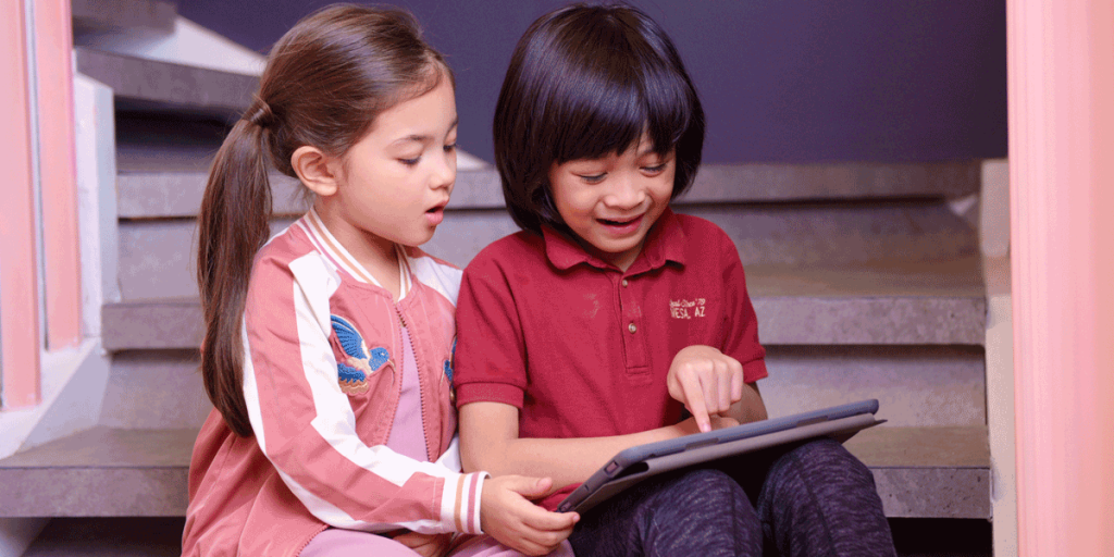 Ilustrasi 2 orang anak sedang melihat gadget (Tangkapan Layar)