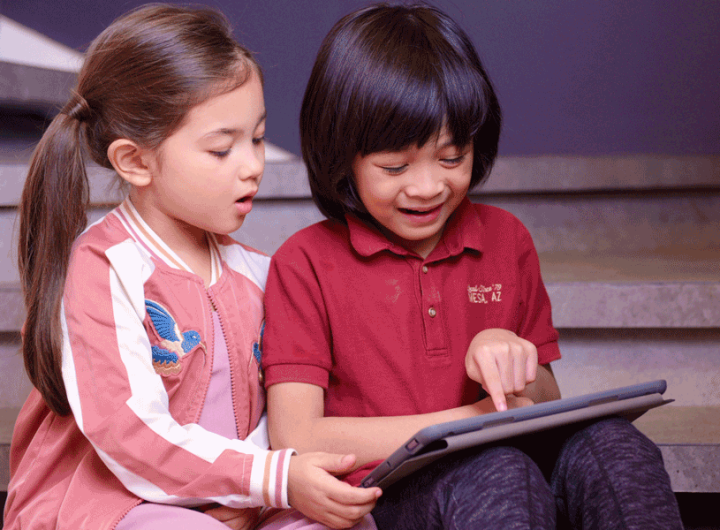 Ilustrasi 2 orang anak sedang melihat gadget (Tangkapan Layar)