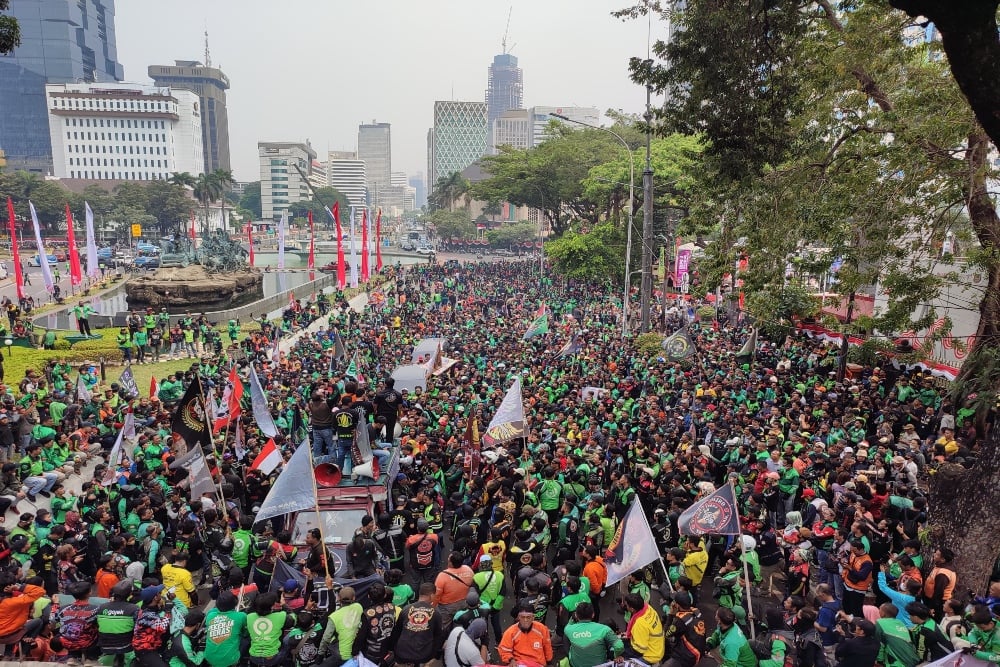 Ribuan driver ojek online (ojol) memadati kawasan Patung kuda Arjuna Wijaya di Jakarta (Tangkapan Layar)