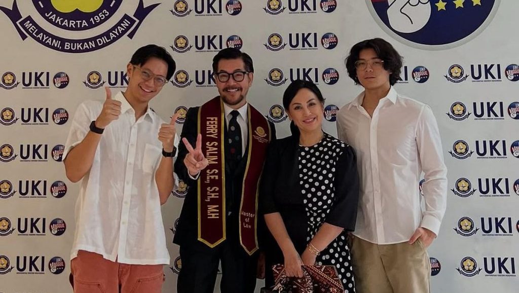 Keluarga mendampingi Ferry Salim yudisium Magister Hukum. (Foto: Instagram@ferrysal1m)