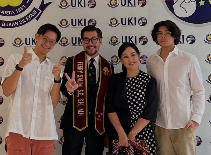 Keluarga mendampingi Ferry Salim yudisium Magister Hukum. (Foto: Instagram@ferrysal1m)