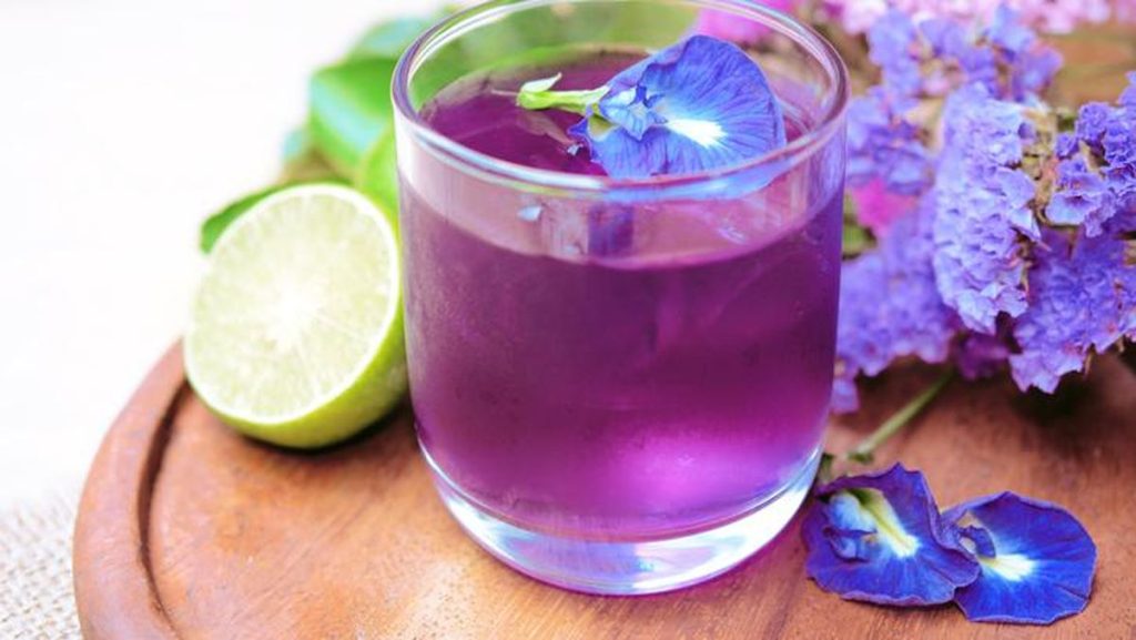 Manfaat minum teh bunga telang. (Foto: iStock)