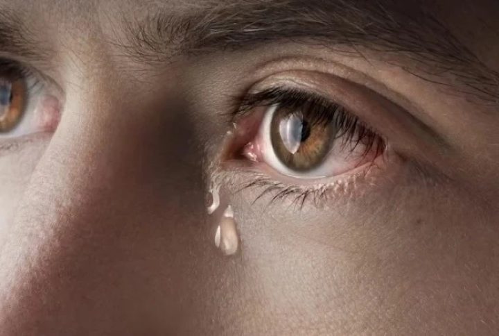 Ilustrasi: Menangis bisa menjadi sarana penghayatan dan pendalaman ibadah yang sedang dilakukan seseorang. (Foto: Freepik)