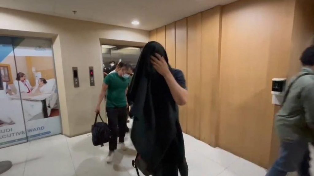 Momen polisi menggerebek pesta seks sesama jenis laki-laki atau gay di sebuah kamar hotel di kawasan Rasuna Said, Kuningan, Jakarta Selatan (Tangkapan Layar)