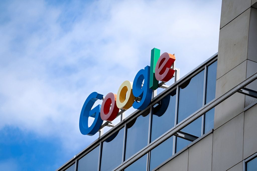 Papan nama logo Google di gedung perkantoran di Wrocław (shutterstock.com)
