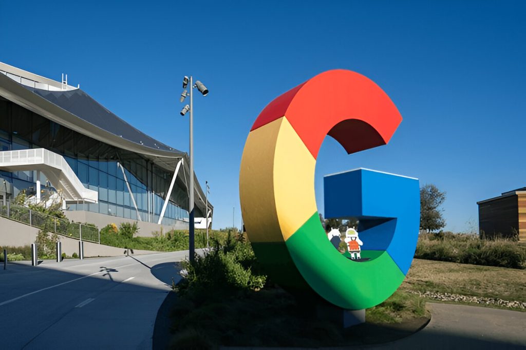 Logo G raksasa terlihat di kampus baru Google di Bay View (shutterstock.com)