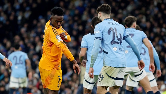 Gaya tengil Vinicius Junior membalas ejekan fans Man City. (Foto: REUTERS/Phil Noble)