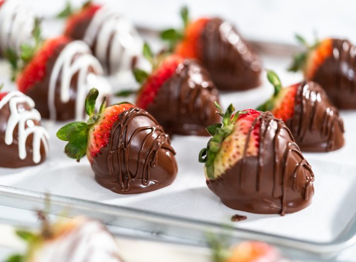 Stroberi dicelup cokelat (Sumber : pngtree.com)