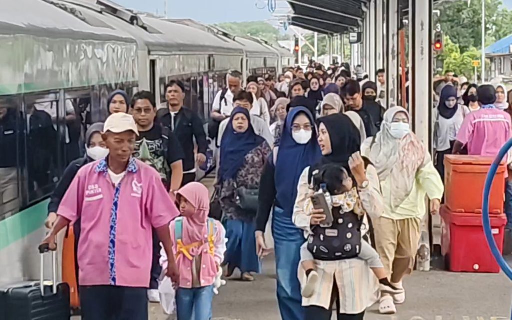 Memasuki libur Natal dan Tahun Baru 2026, ribuan penumpang kereta api dari Jakarta tiba dan memadati Stasiun Cirebon (Foto : Darfan)
