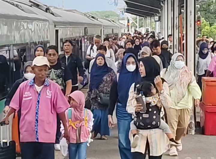 Memasuki libur Natal dan Tahun Baru 2026, ribuan penumpang kereta api dari Jakarta tiba dan memadati Stasiun Cirebon (Foto : Darfan)