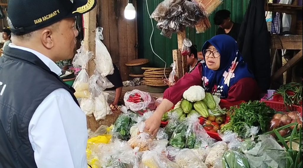 Jelang Natal dan Tahun Baru, Tim Satgas Pangan Kabupaten Kuningan, Melakukan inspeksi mendadak ke sejumlah pasar tradisional. (Foto : Darfan)
