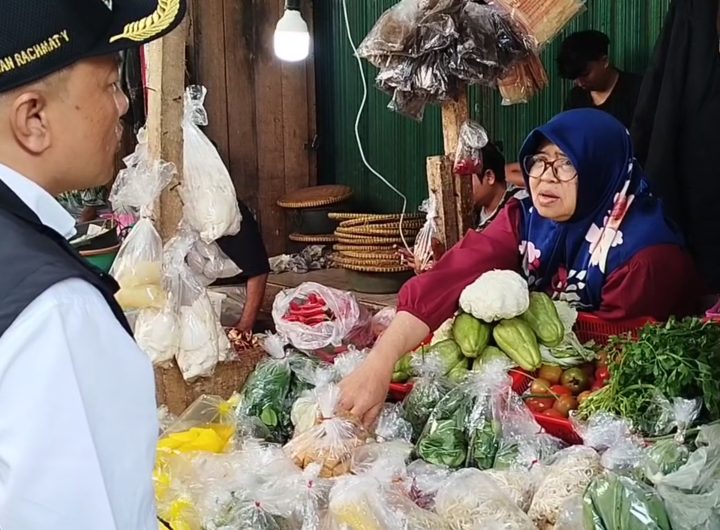 Jelang Natal dan Tahun Baru, Tim Satgas Pangan Kabupaten Kuningan, Melakukan inspeksi mendadak ke sejumlah pasar tradisional. (Foto : Darfan)