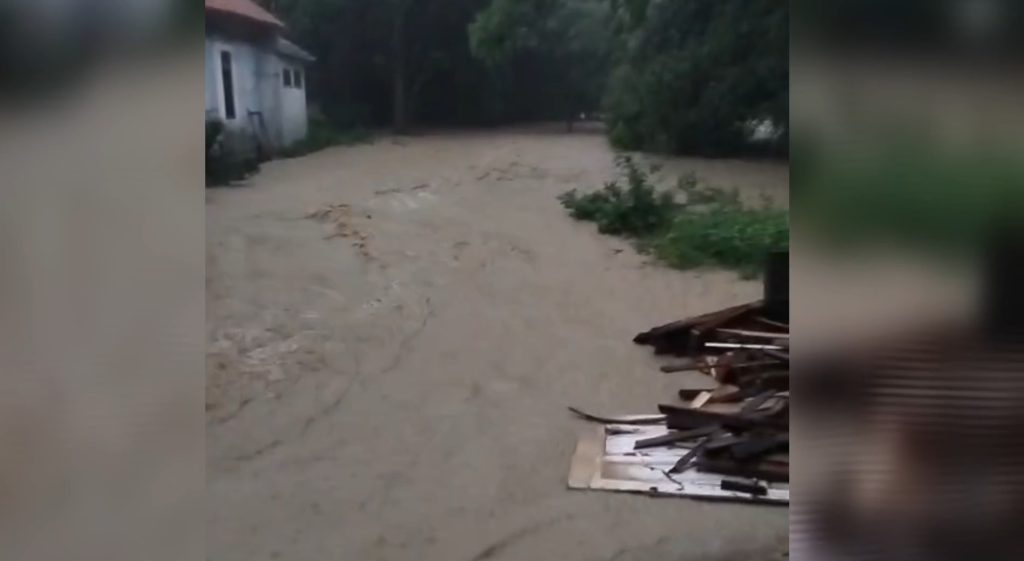 Banjir setinggi perut orang dewasa merendam puluhan rumah di Kelurahan Kalijaga, Kecamatan Harjamukti, Kota Cirebon (Foto : Darfan)
