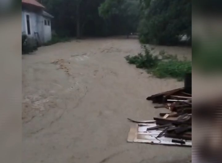 Banjir setinggi perut orang dewasa merendam puluhan rumah di Kelurahan Kalijaga, Kecamatan Harjamukti, Kota Cirebon (Foto : Darfan)