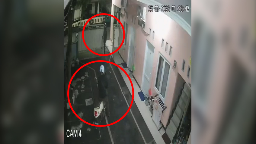 Terekam CCTV dua tersangka pencurian sepeda motor di sebuah kos-kosan di Kecamatan Kedawung, Kabupaten Cirebon