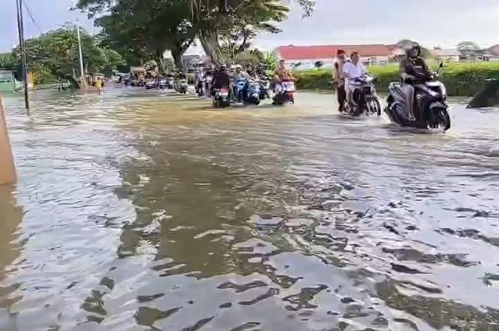 Hujan deras yang mengguyur sejak tiga hari mengakibatkan banjir merendam jalan provinsi penghubung Cirebon–Indramayu, tepatnya di Desa Bayalangu Kidul, Kecamatan Gegesik, Kabupaten Cirebon