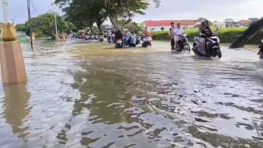Hujan deras yang mengguyur sejak tiga hari mengakibatkan banjir merendam jalan provinsi penghubung Cirebon–Indramayu, tepatnya di Desa Bayalangu Kidul, Kecamatan Gegesik, Kabupaten Cirebon