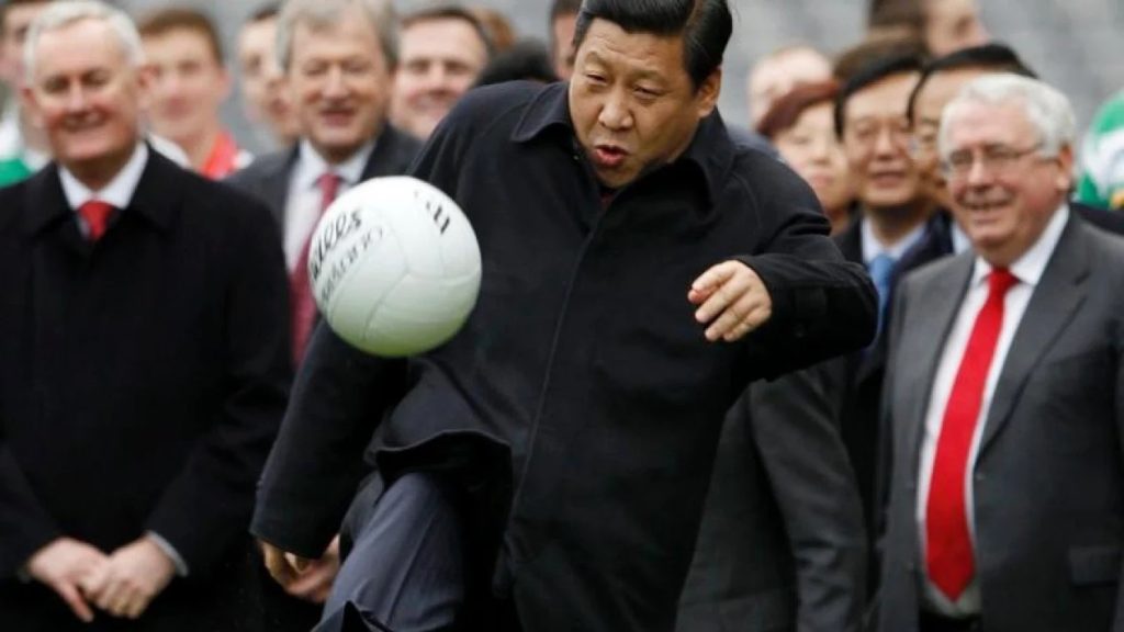 Presiden China Xi Jinping bermain sepak bola di Dublin, Irlandia