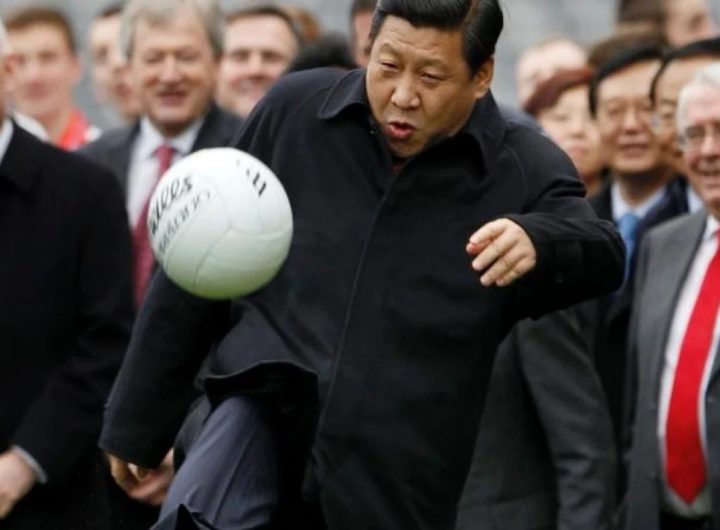 Presiden China Xi Jinping bermain sepak bola di Dublin, Irlandia