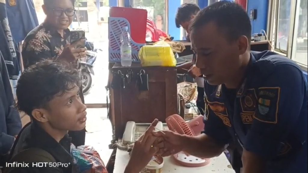 Seorang mahasiswa di sebuah universitas di Kota Cirebon, Jawa Barat, mendadak dilarikan ke Dinas Pemadam Kebakaran Kota Cirebon
