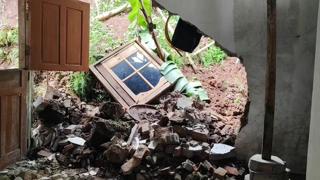 Hujan deras menyebabkan tebing setinggi sepuluh meter longsor dan menimpa rumah warga