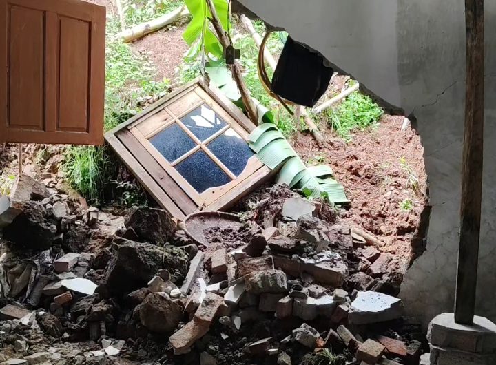 Hujan deras menyebabkan tebing setinggi sepuluh meter longsor dan menimpa rumah warga