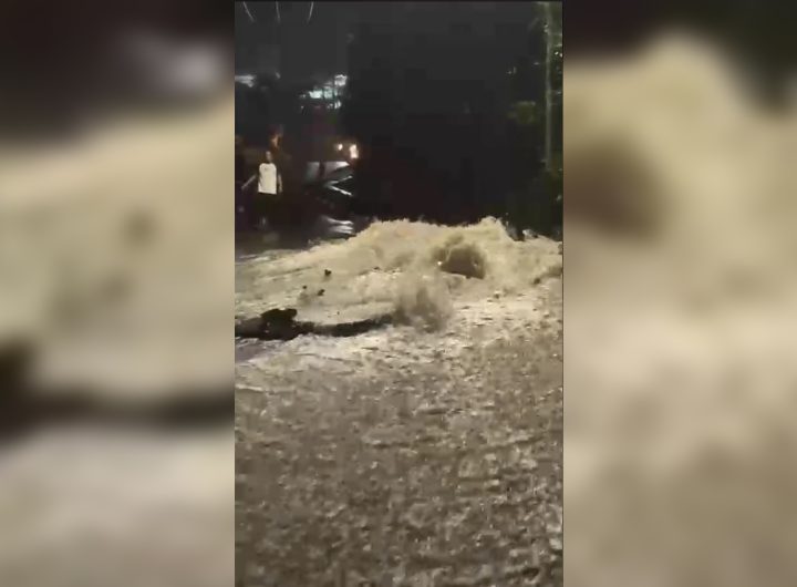 Sebuah pipa utama penyalur air bersih milik Perusahaan Daerah Air Minum (PDAM) Kota Cirebon, Jawa Barat, jebol pada Kamis pagi