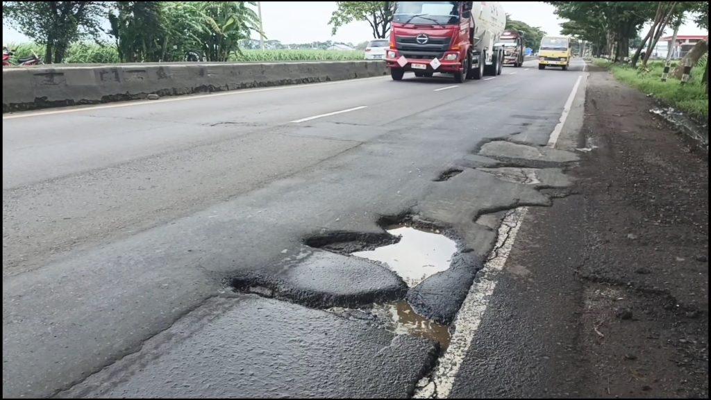 Cuaca ekstrem dengan curah hujan tinggi mengakibatkan infrastruktur di sepanjang Jalan Pantura mengalami kerusakan