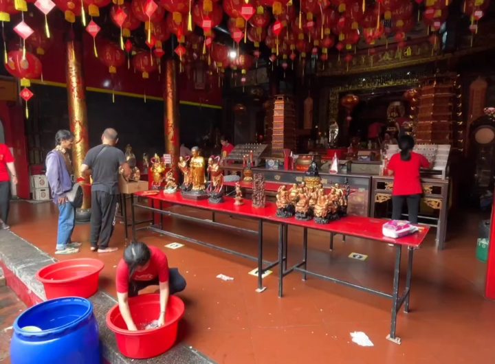 Jelang Imlek, Umat Lakukan Pembersihan Rupang Dewa Dewi