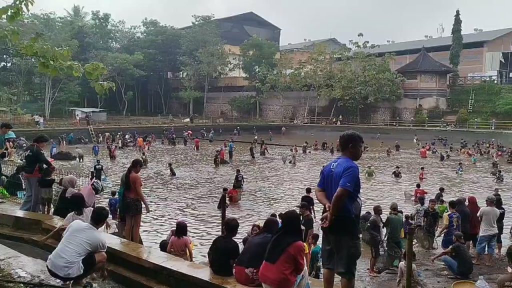 Sambut Ramadan, Warga Gelar Tradisi Ngubek Lauk di Setu Ayu