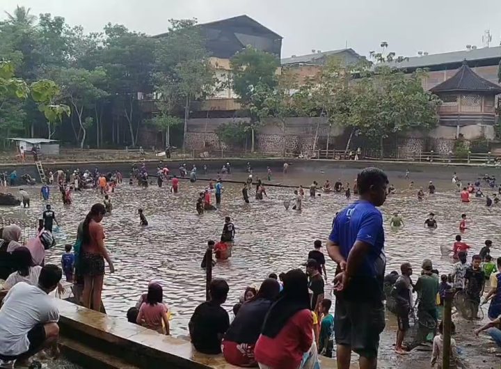 Sambut Ramadan, Warga Gelar Tradisi Ngubek Lauk di Setu Ayu
