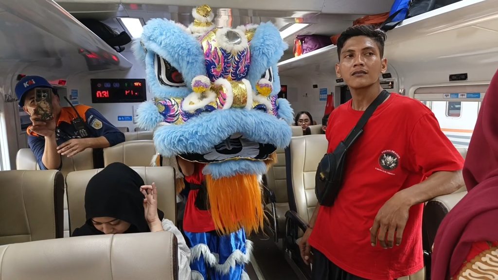Dua barongsai beraksi di dalam kereta api, Stasiun Cirebon padat di hari terakhir libur Imlek